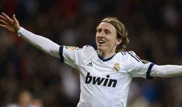 欧文连续助攻全队配合默契（欧文连送妙传，球队默契十足）