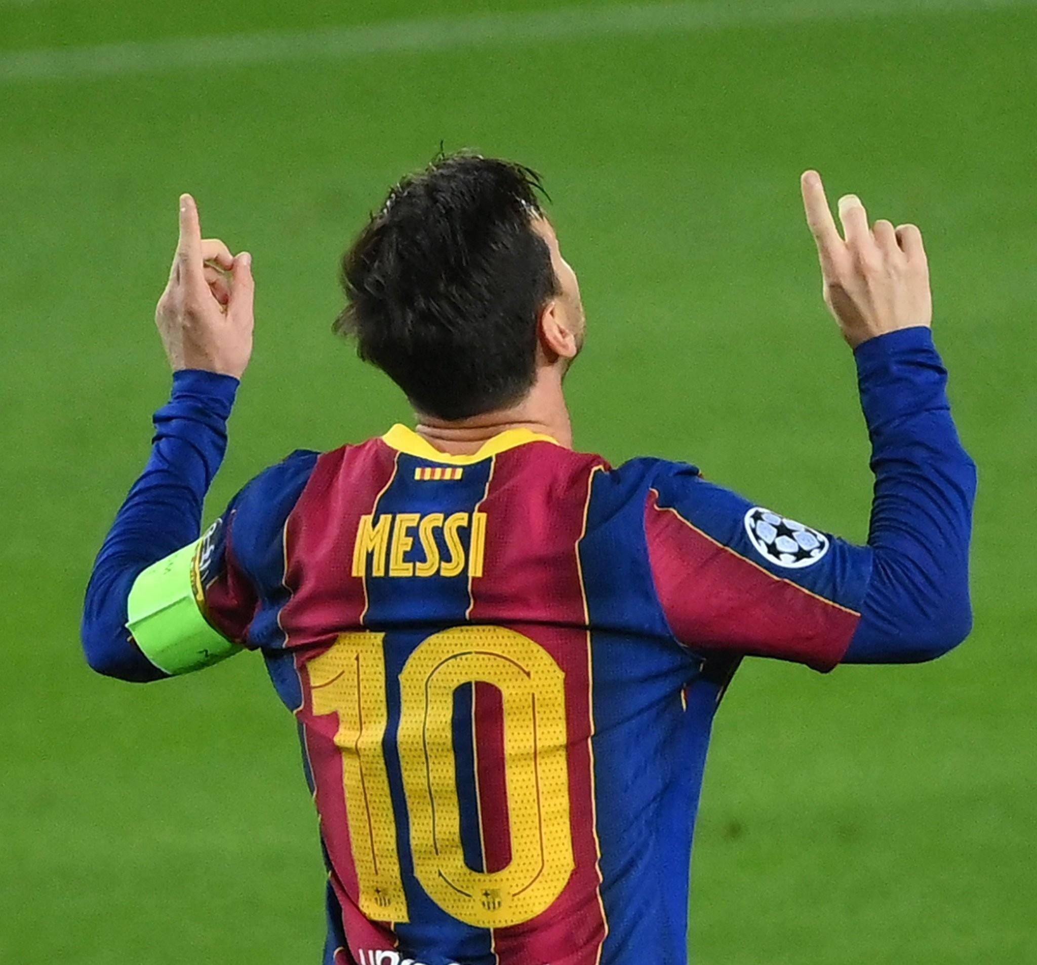 人行道上骑车容易打滑，老哥这么戴头盔，就是在糊弄自己啊（人行道骑车易打滑，这样戴头盔等于自欺欺人）