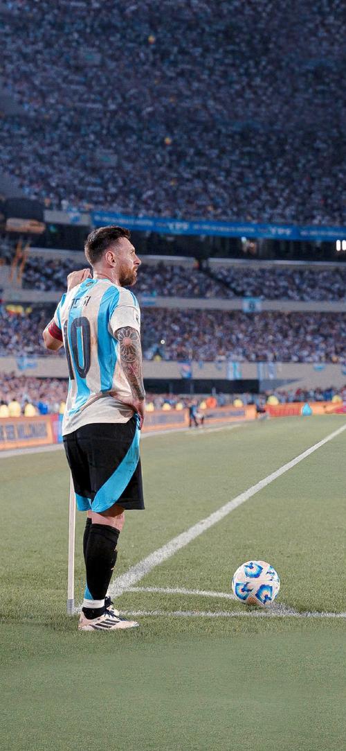 足坛悲喜一夜！AC米兰0-1爆冷被淘汰，13场不败终结，曼联1-1被绝平（足坛冷暖一夜！AC米兰0-1爆冷出局，13场不败告终，曼联1-1遭读秒扳平）