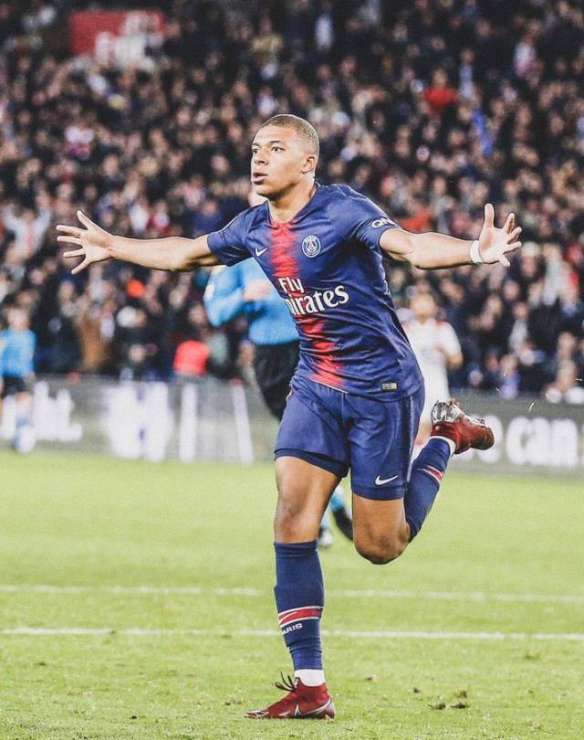 米体：罗马正式就齐尔克泽谈判，曼联要3500万欧强制买断条款（米体：罗马与齐尔克泽开启正式谈判，曼联拟设3500万欧强制买断条款）