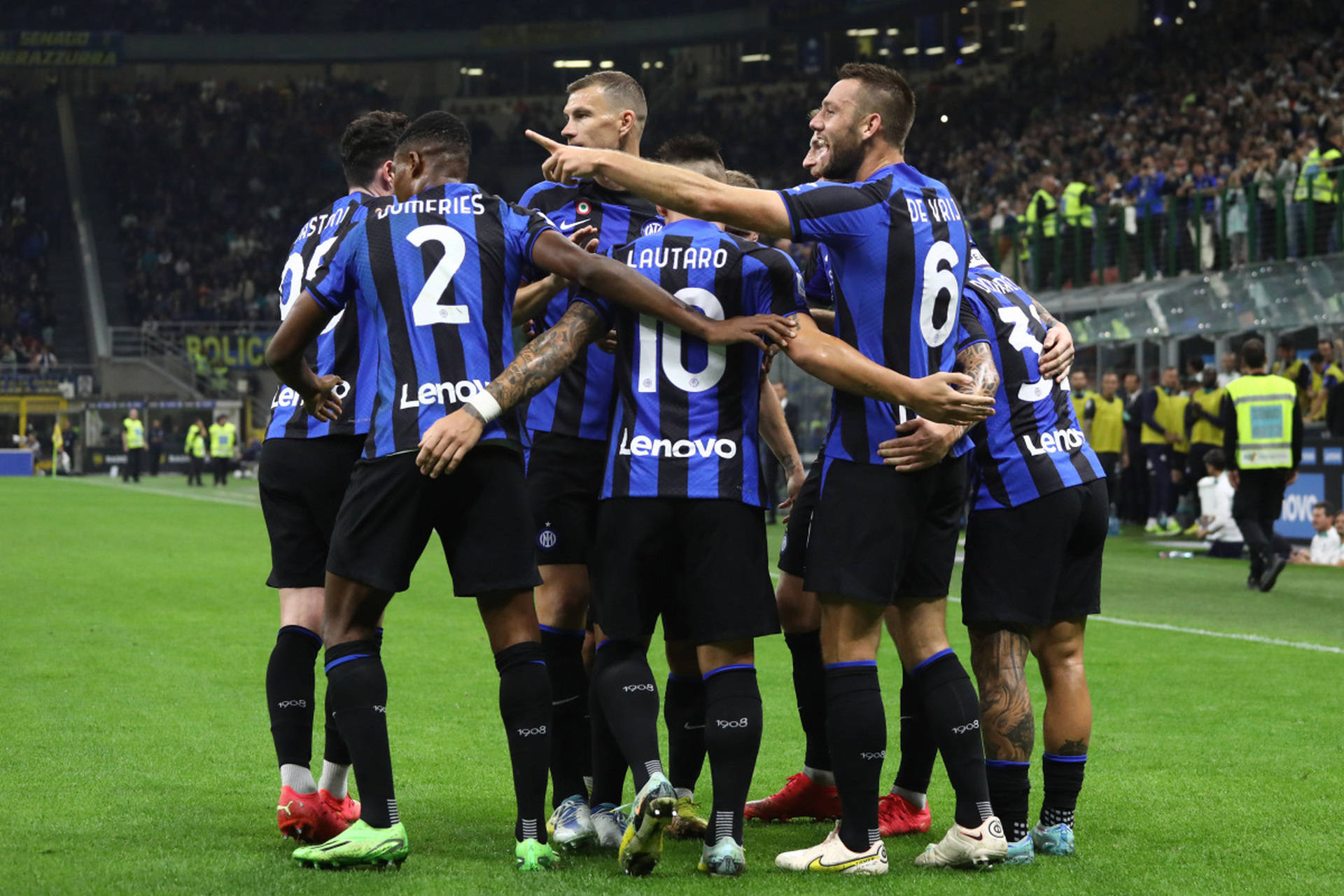 他是姚明前队友，因伤病缺钱治疗瘫痪在床，靠70岁母亲拾荒生活